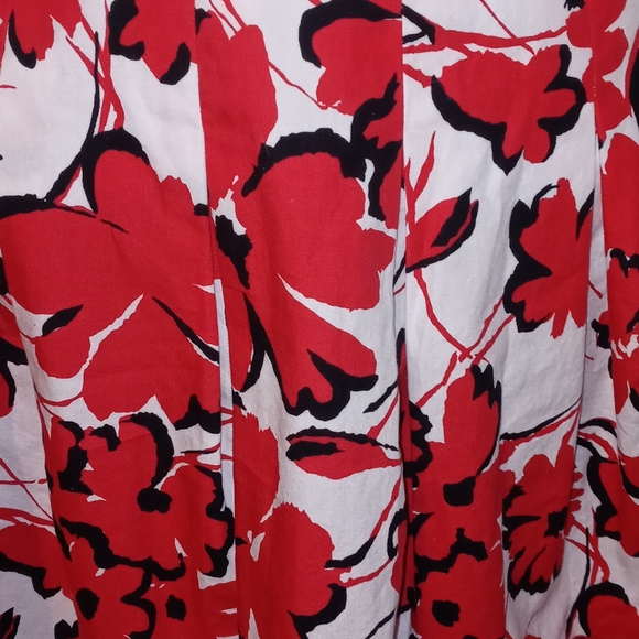 Signature by Robbie Bee Skirt Size 6P White Red Black Floral Pleats Zipper - Picture 9 of 12
